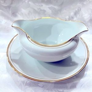 Royalton China Golden Elegance Gravy Boat with Fixed Liner. Excellent. A1629.
